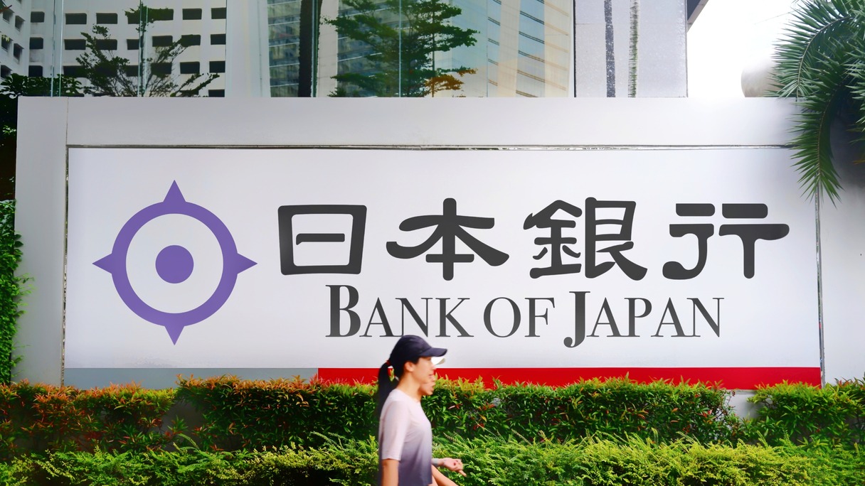 Japan’s Real Wages Sink at Fastest Rate as Inflation and Trade Risks Mount