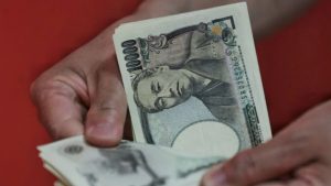 Japan’s Real Wages Sink at Fastest Rate as Inflation and Trade Risks Mount