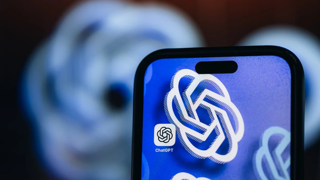OpenAI Releases GPT-5.2: Incremental Upgrade Amid Fierce Competition from Google
